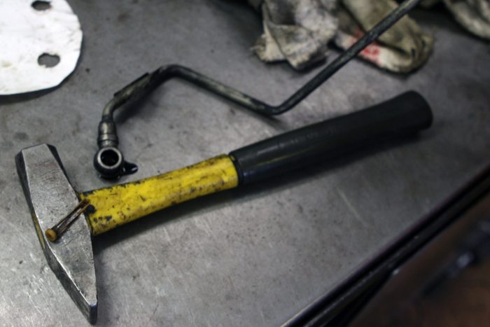 Merjünk francia használt autót venni? 9 A kalapács fején az 1,6 HDi apró olajszűrője, mögötte a turbó olajnyomócsöve. A csőben a motorolajban lévő koksztól eltömődő szűrő elzárja a kenőanyag útját, olaj híján a feltöltő tönkremegy. Van olyan autószerelő ismerősöm, aki ezt a szitát azonnal kivette a sajátjából