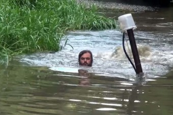 Amikor kiderül, min ül nyakig vízben a srác, leesik az állad