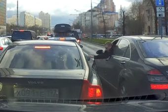 Leckéztették a buszsávban nyomuló Mercedest, aki dühbe jött