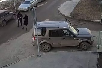 Bedurvult a tilosban parkoló nő, rátámadt az őrre