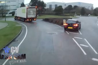 Szabálytalan előzés egy körforgalomban, van, aki szerint ez még belefér