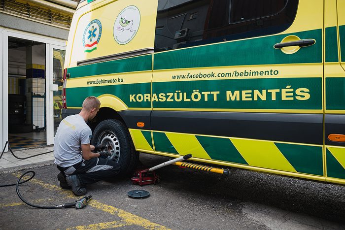 Új gumikat kaptak a koraszülöttmentők