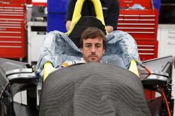 F1: Alonso rátette a kezét az Indy-trófeára