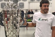 F1: Alonso rátette a kezét az Indy-trófeára 10