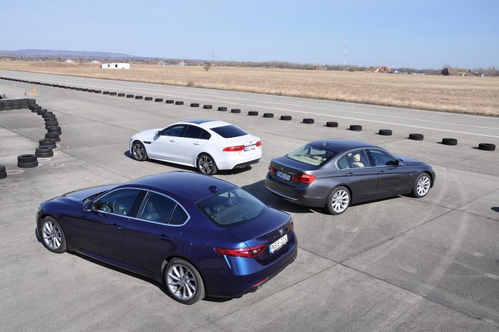 Mire megy az Alfa Giulia a 3-as BMW-vel és a Jaguar XE-vel? 16 180 lóerős dízellel a manuális váltós Alfa Romeo Giulia Super 10 290 000 forinttól kapható, a 180 lóerős dízel XE 10 497 000 forintról indul. A 190 lóerős 320d alapára 10 607 000 Ft