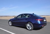 Mire megy az Alfa Giulia a 3-as BMW-vel és a Jaguar XE-vel? 212