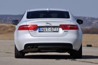 Mire megy az Alfa Giulia a 3-as BMW-vel és a Jaguar XE-vel? 220