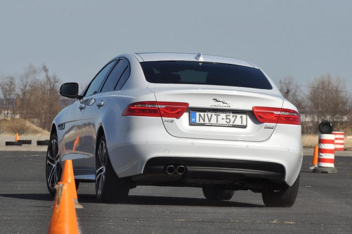 Mire megy az Alfa Giulia a 3-as BMW-vel és a Jaguar XE-vel? 17 Mindhárom autó megvehető adaptív lengéscsillapítással, de a széria futómű is épp elég jó