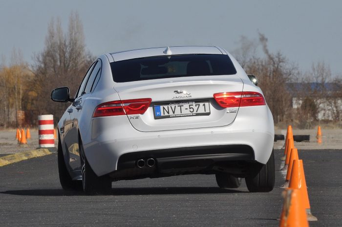 Mire megy az Alfa Giulia a 3-as BMW-vel és a Jaguar XE-vel? 10 Nagyobbakat dőlt a konkurenciánál a bóják között az XE, közúton kisebbek a különbségek