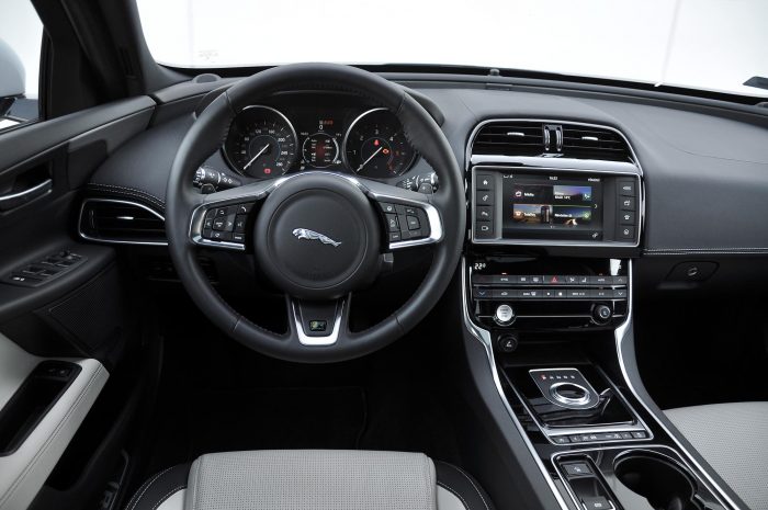 Mire megy az Alfa Giulia a 3-as BMW-vel és a Jaguar XE-vel? 5 Jól néz ki a bőrrel varrott műszerfal, de a minőségérzet összeségében átlagos a Jaguar XE-ben