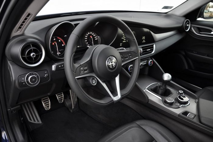 Mire megy az Alfa Giulia a 3-as BMW-vel és a Jaguar XE-vel? 4 Sikkes is, olaszos is, de a minőségérzeten lehetne javítani a Giuiában