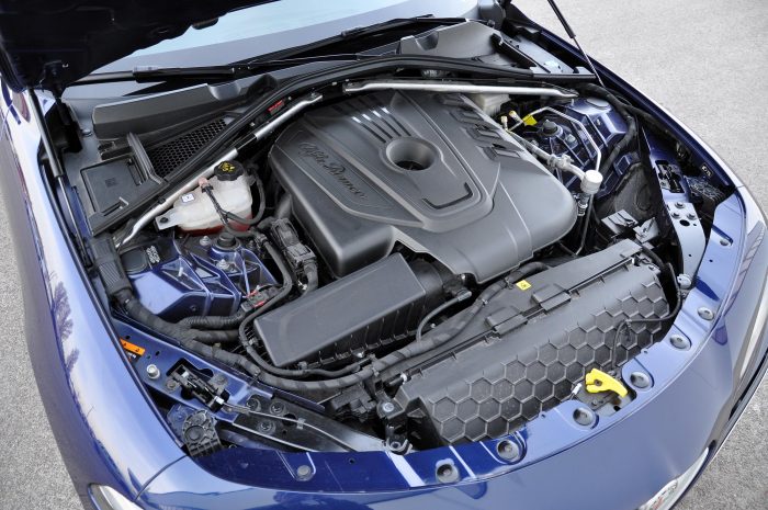 Mire megy az Alfa Giulia a 3-as BMW-vel és a Jaguar XE-vel? 12 Lenne elég kraft a 380, automata váltóval 450 Nm nyomatékú motorban az erőcsúsztatásokhoz, de az Alfa nem engedi kikapcsolni az ESP-t, csak az 510 lóerős QV-ben