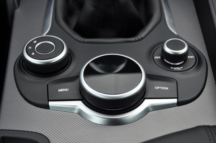 Mire megy az Alfa Giulia a 3-as BMW-vel és a Jaguar XE-vel? 8 Olcsó hatású az Alfában a bizonytalanul forgó központi pogácsa. Balra a DNA kapcsolót érdemes Dynamic módban hagyni