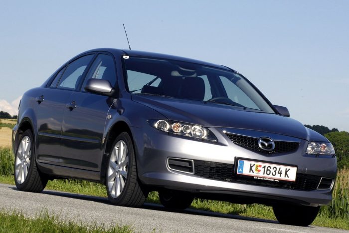 Menet közben esik darabjaira a kisautó 2 Mazda 6 (2005. március 14. – 2007. április 9.) Ugyanaz a Takata-jelenség, mint a Teslánál: a vezető- és utasoldali légzsák túl nagy erővel nyílik, és viszi magával a burkolatát, meg esetleges fémdarabokat.