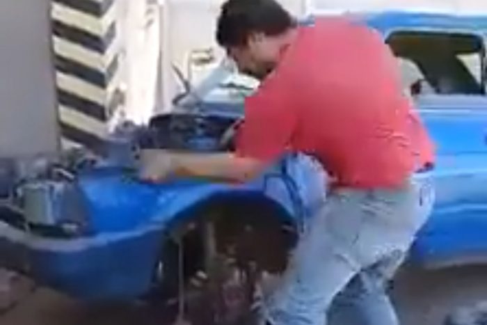 Dührohamot kapott a szerelő, szétverte a kocsit