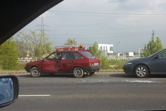 Felborult egy autó Győrnél