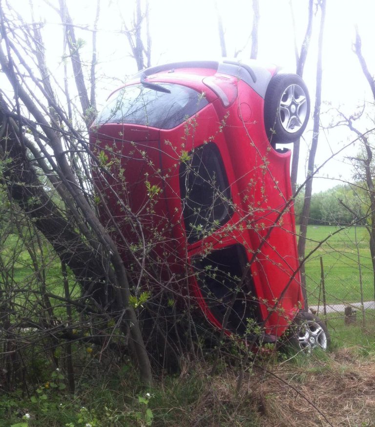 Fotók a Vácon orra állt autóról 2 | Vezess balesetvacszliget170409_h3