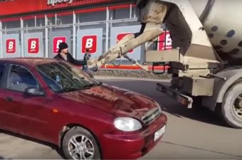 Betonnal töltötte meg felesége autóját a haragos férj