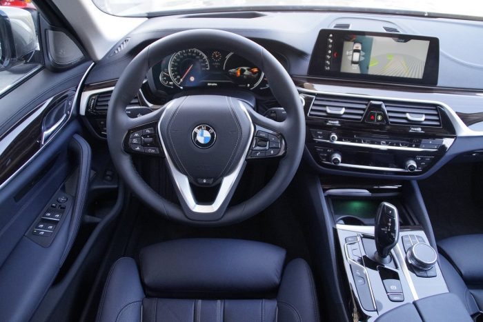 4 hengerrel is csillagos ötös az Ötös! 5 Hagyományos BMW-s motívum a vezető felé fordított középkonzol