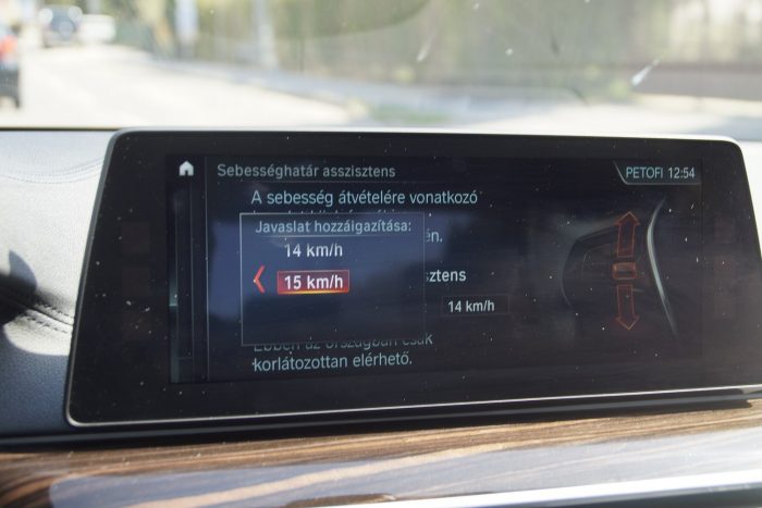4 hengerrel is csillagos ötös az Ötös! 12 Az autó egyik legjpofább szolgáltatása: a táblafelismerővel összekötött tempomathoz megadhatunk egy tűrést, hogy mennyivel szeretnénk gyorsabban, esetleg lassabban :-) menni a megengedettnél