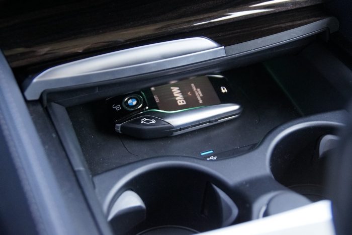 4 hengerrel is csillagos ötös az Ötös! 10 A Display Key, amint éppen tölti magát az induktív töltős fészkében