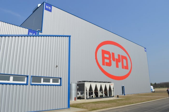 Elektromos busz és teherautó gyártó nagyhatalom lehetünk 4 Messziről is jól látható a BYD felirat.