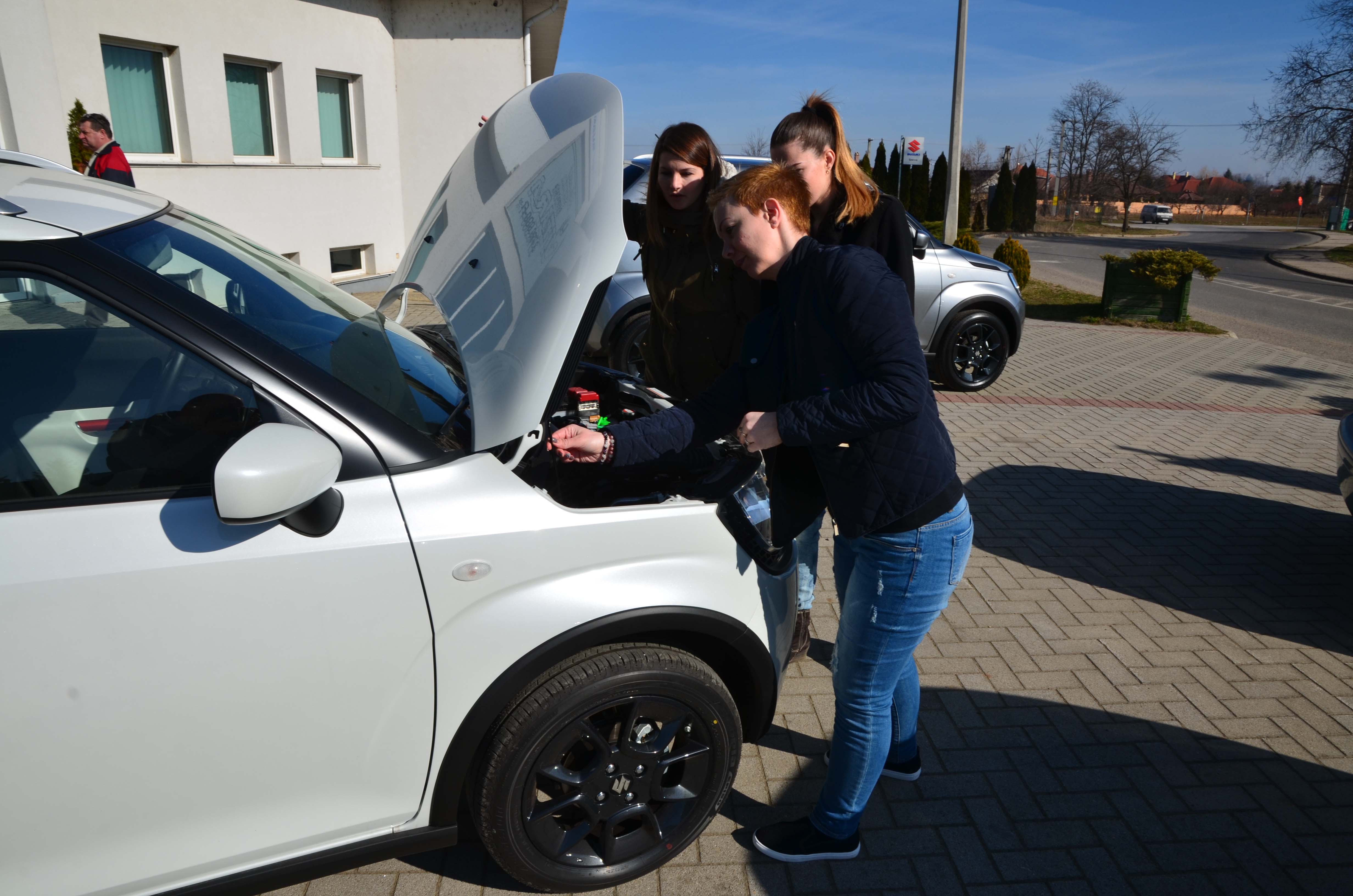 Három lány egészen intim viszonyba került az új Suzukival 6