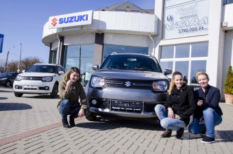 Három lány egészen intim viszonyba került az új Suzukival