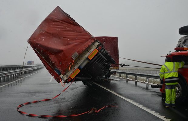 Teherautót borított a viharos szél a 86-oson 1 | Vezess d457f0dd