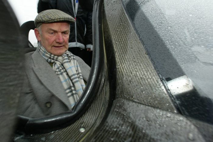 Ő a Volkswagen új ura 1 Továbbra is az igazgató tanács tagja marad Ferdinand Piëch, akit a képen 2002-ben, a VW 1-literes autójának volánja mögött láthatunk.