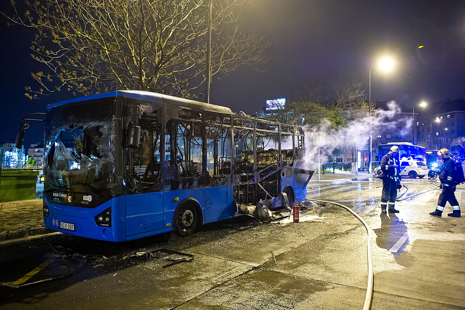 Fotókon a Széll Kálmán téren kiégett busz 5