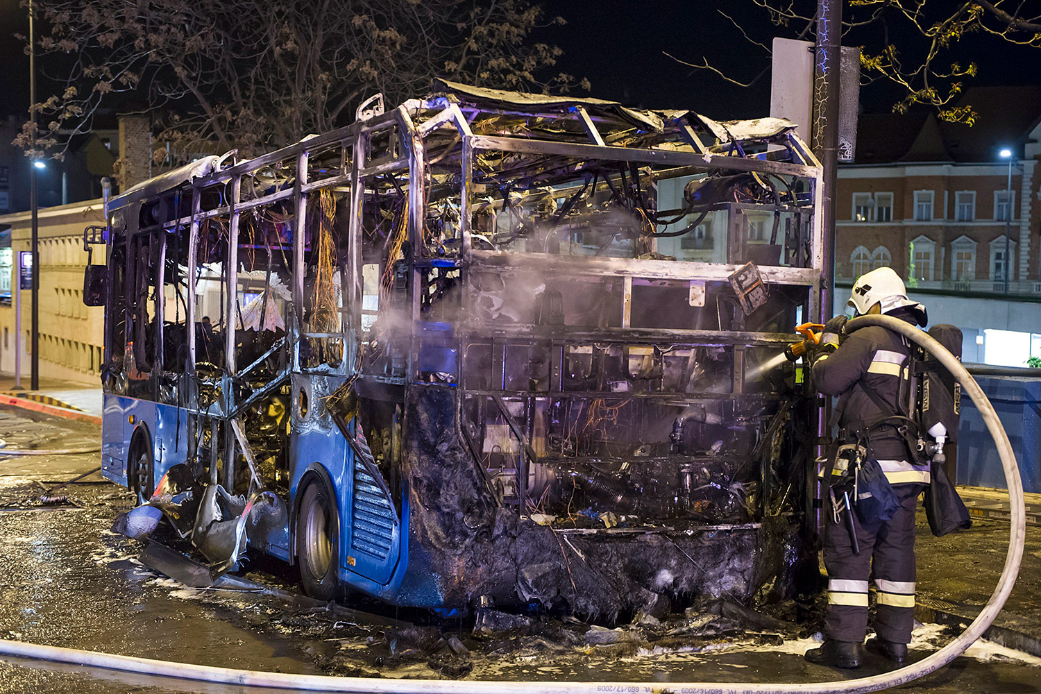 Fotókon a Széll Kálmán téren kiégett busz 6