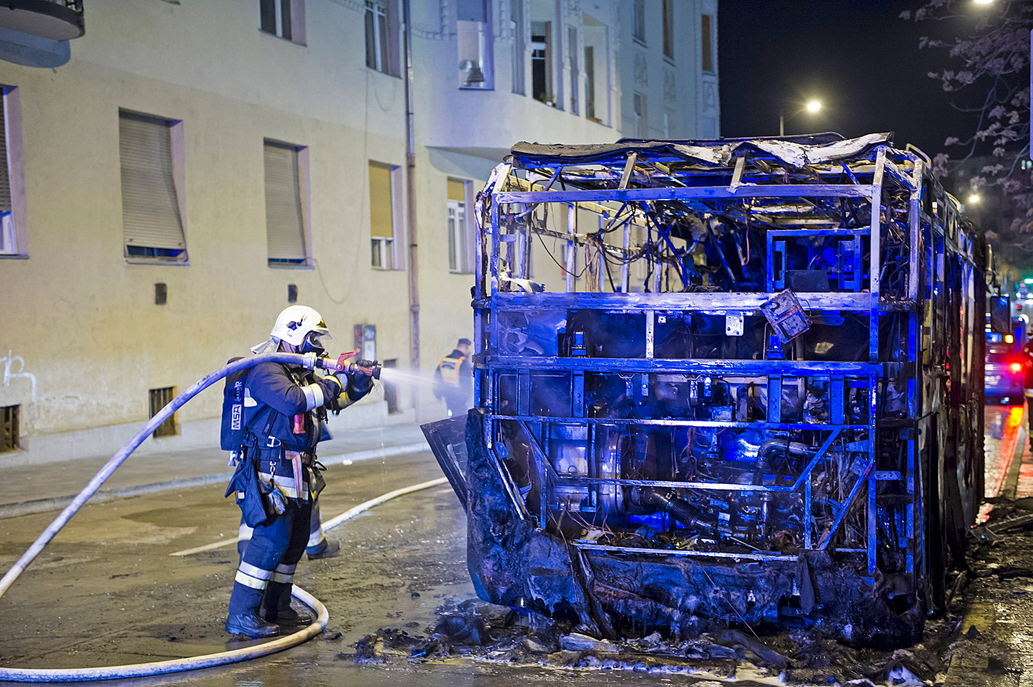 Fotókon a Széll Kálmán téren kiégett busz 7