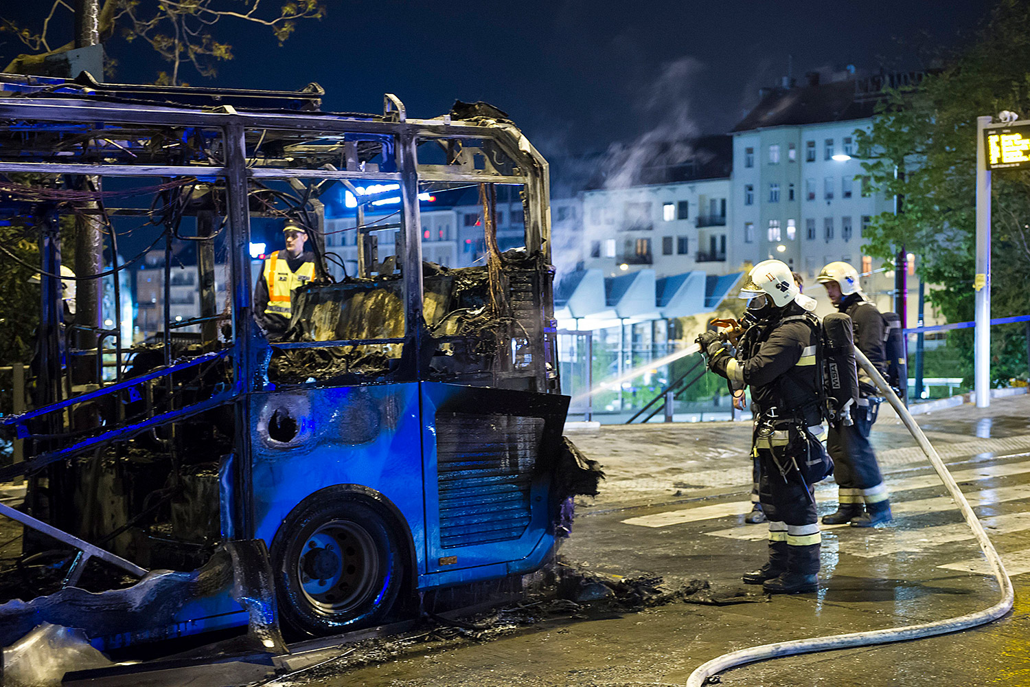 Fotókon a Széll Kálmán téren kiégett busz 8