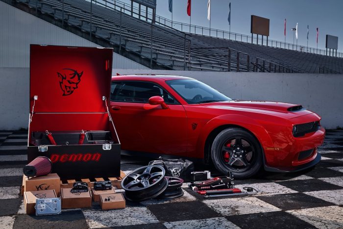 Száz fotón, két videón a világ leggyorsabb utcai autója 28 The custom-painted Demon Crate contains components that maximize the Challenger SRT Demon’s flexibility, exclusivity and future collectability.