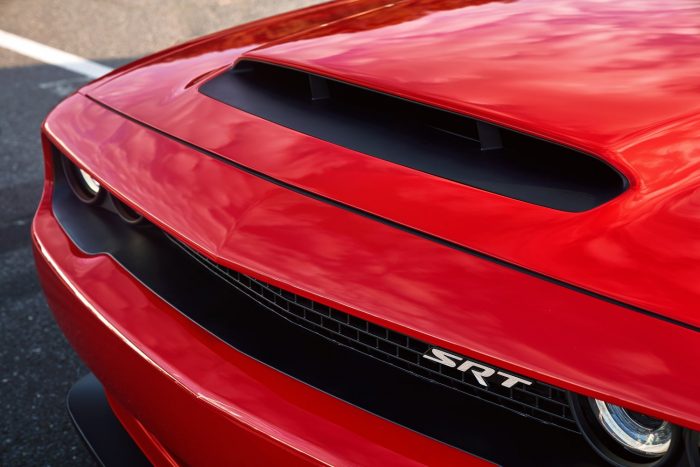 Száz fotón, két videón a világ leggyorsabb utcai autója 30 The functional Air-Grabber™ hood scoop on the 2018 Dodge Challenger SRT Demon is the largest of any production car (measures 45.2 square inches).