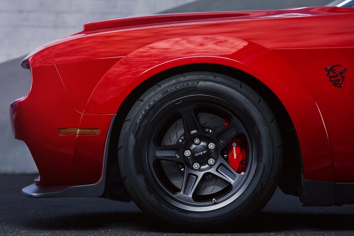 Száz fotón, két videón a világ leggyorsabb utcai autója 32 The 2018 Dodge Challenger SRT Demon is equipped with a set of four exclusive 315/40R18 Nitto NT05R street-legal drag radial tires, a first for a factory-production car.