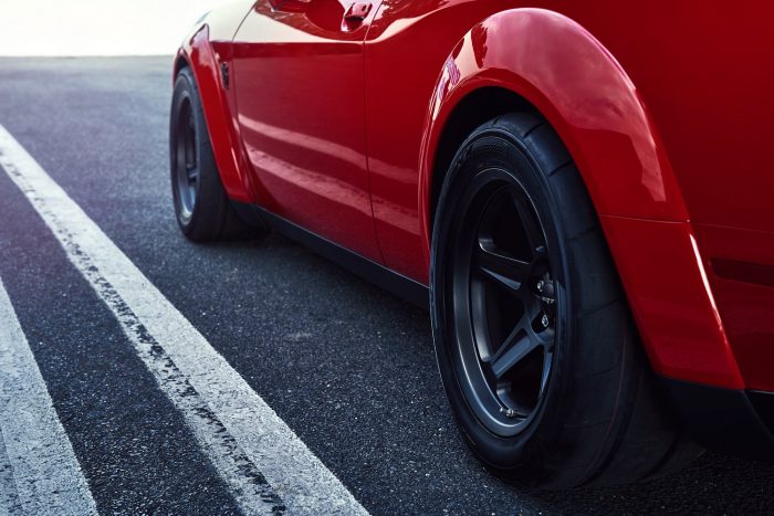 Száz fotón, két videón a világ leggyorsabb utcai autója 33 The 2018 Dodge Challenger SRT Demon is equipped with a set of four exclusive 315/40R18 Nitto NT05R street-legal drag radial tires, a first for a factory-production car.