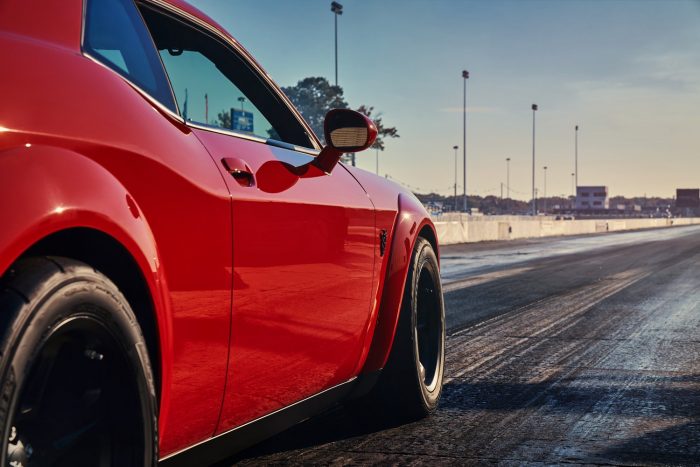 Száz fotón, két videón a világ leggyorsabb utcai autója 34 The 2018 Dodge Challenger SRT Demon is equipped with a set of four exclusive 315/40R18 Nitto NT05R street-legal drag radial tires, a first for a factory-production car.