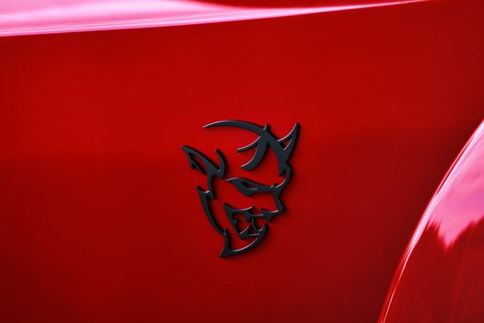 Száz fotón, két videón a világ leggyorsabb utcai autója 35 2018 Dodge Challenger SRT Demon fender logo.