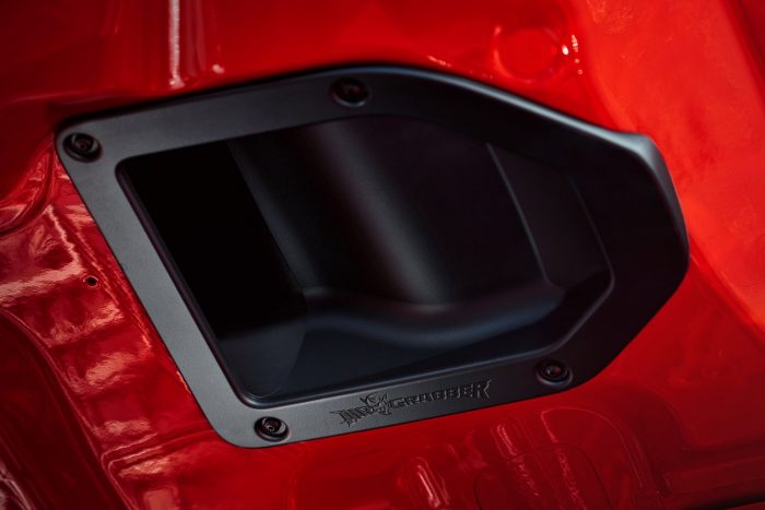 Száz fotón, két videón a világ leggyorsabb utcai autója 37 On the underside of the aluminum hood of the Dodge Challenger SRT Demon is the top-sealed air duct for the Air-Grabber™ cold-air intake box.