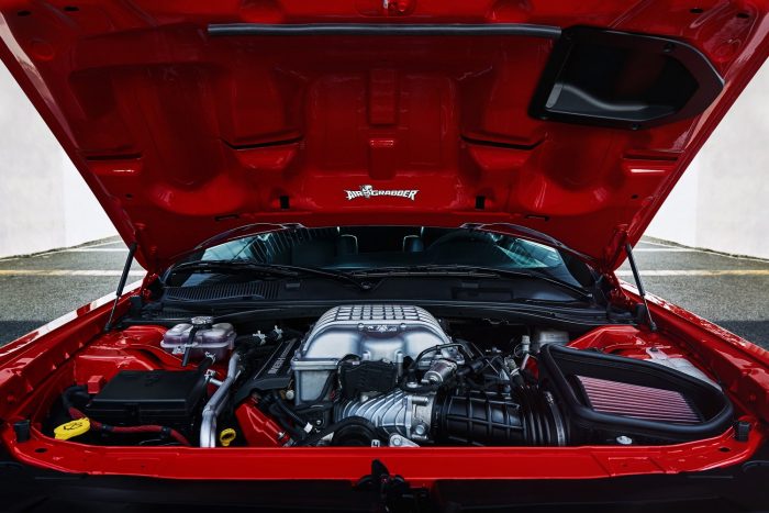 Száz fotón, két videón a világ leggyorsabb utcai autója 38 The 2018 Dodge Challenger SRT Demon’s 6.2-liter supercharged HEMI® Demon V-8 engine.