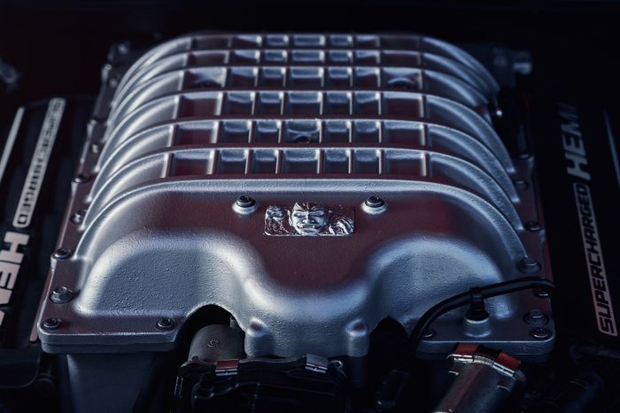 Száz fotón, két videón a világ leggyorsabb utcai autója 40 The 2018 Dodge Challenger SRT Demon’s 6.2-liter supercharged HEMI® Demon V-8 engine.