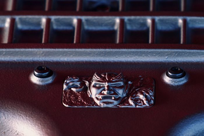 Száz fotón, két videón a világ leggyorsabb utcai autója 42 Custom diecast Demon emblem located on the cover the 6.2-liter supercharged HEMI® Demon V-8 engine.