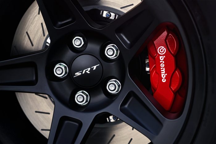 Száz fotón, két videón a világ leggyorsabb utcai autója 45 The 2018 Dodge Challenger SRT Demon features exclusive Hole-Shot, five-spoke 18x11-inch lightweight aluminum wheels.
