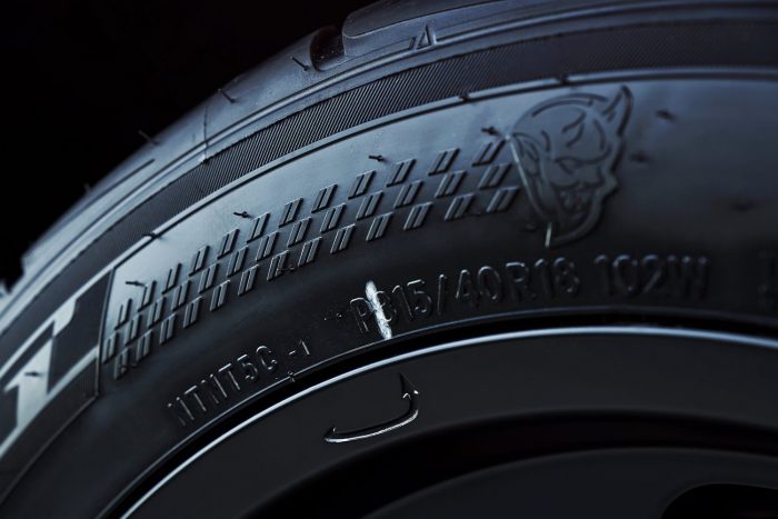 Száz fotón, két videón a világ leggyorsabb utcai autója 46 The 2018 Dodge Challenger SRT Demon’s exclusive 315/40R18 Nitto NT05R street-legal drag radial tires.