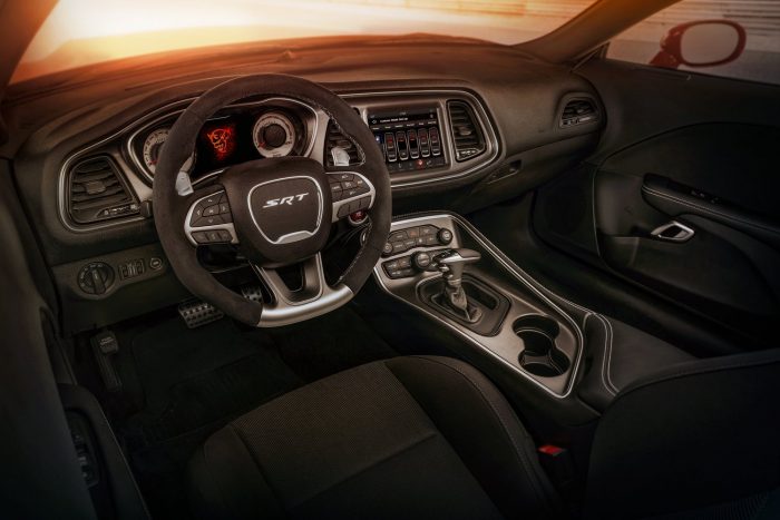 Száz fotón, két videón a világ leggyorsabb utcai autója 48 Standard drag-race inspired interior configuration of the 2018 Dodge Challenger SRT Demon has driver seat only; first-ever factory-production Challenger with a front passenger seat delete.