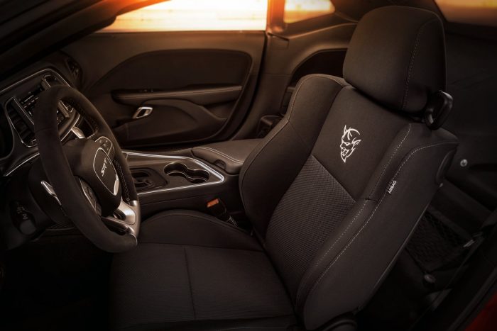Száz fotón, két videón a világ leggyorsabb utcai autója 49 Standard drag-race inspired interior configuration of the 2018 Dodge Challenger SRT Demon has driver seat only; first-ever factory-production Challenger with a front passenger seat delete.