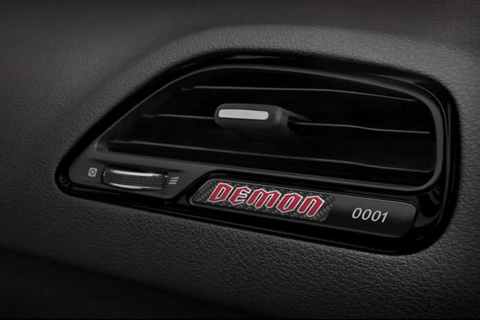 Száz fotón, két videón a világ leggyorsabb utcai autója 51 Gloss Black bezels are featured throughout the 2018 Dodge Challenger SRT Demon’s interior. Passenger side IP bezel features carbon fiber badge, laser-etched with production sequence number.