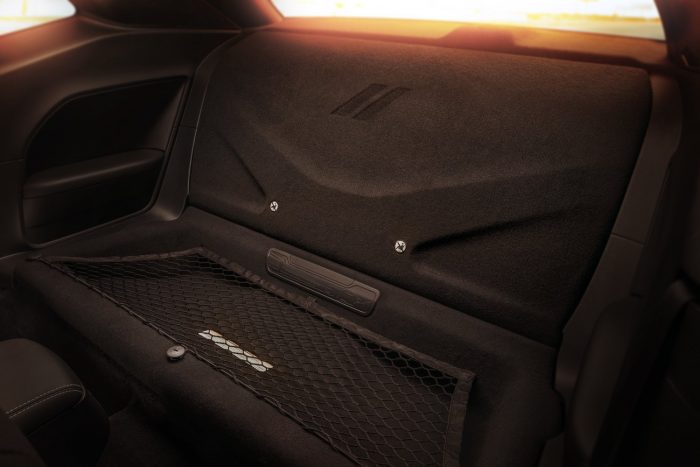 Száz fotón, két videón a világ leggyorsabb utcai autója 52 Standard drag-race interior configuration of the 2018 Dodge Challenger SRT Demon has rear seats removed; first-ever, factory-production Challenger with a rear-seat delete.
